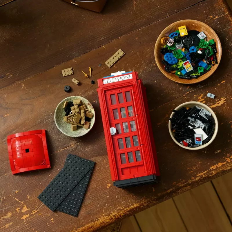 Statybinis žaislas LEGO Raudona Londono telefono būdelė 21347 – modulinis kolekcinis rinkinys, 1460 dalių, 18+