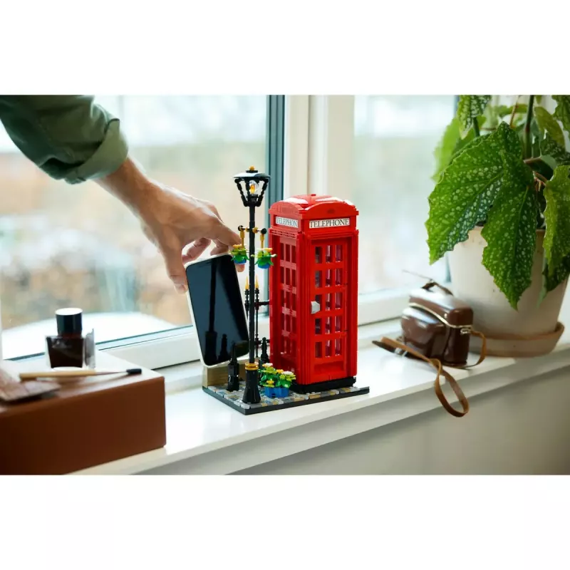 Statybinis žaislas LEGO Raudona Londono telefono būdelė 21347 – modulinis kolekcinis rinkinys, 1460 dalių, 18+