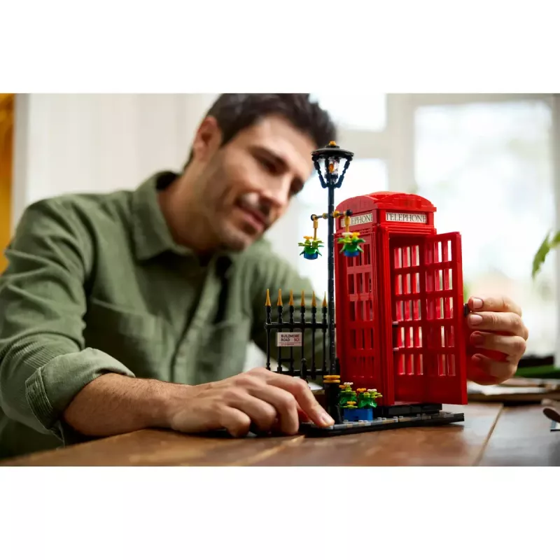 Statybinis žaislas LEGO Raudona Londono telefono būdelė 21347 – modulinis kolekcinis rinkinys, 1460 dalių, 18+
