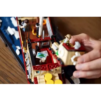 Statybinis žaislas LEGO Ideas 21350 Jaws rinkinys – 1497 dalių, 3 minifigūrėlės, valtis ir ikoniškas ryklys, rekomenduojamas amžius 18+