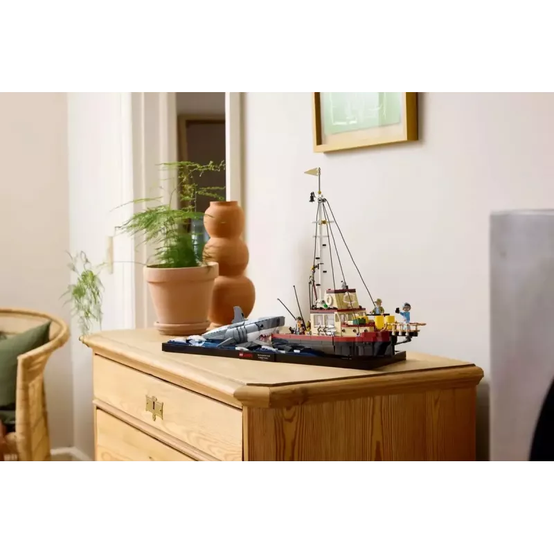 Statybinis žaislas LEGO Ideas 21350 Jaws rinkinys – 1497 dalių, 3 minifigūrėlės, valtis ir ikoniškas ryklys, rekomenduojamas amžius 18+