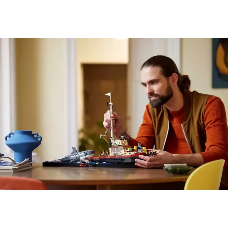 Statybinis žaislas LEGO Ideas 21350 Jaws rinkinys – 1497 dalių, 3 minifigūrėlės, valtis ir ikoniškas ryklys, rekomenduojamas amžius 18+