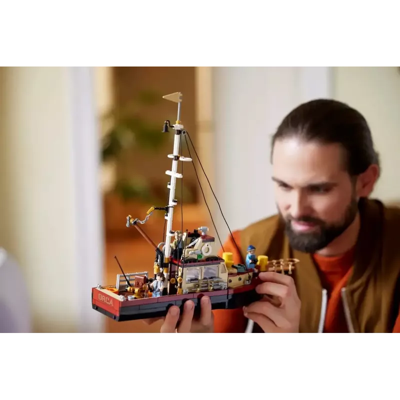 Statybinis žaislas LEGO Ideas 21350 Jaws rinkinys – 1497 dalių, 3 minifigūrėlės, valtis ir ikoniškas ryklys, rekomenduojamas amžius 18+