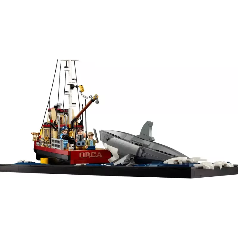 Statybinis žaislas LEGO Ideas 21350 Jaws rinkinys – 1497 dalių, 3 minifigūrėlės, valtis ir ikoniškas ryklys, rekomenduojamas amžius 18+