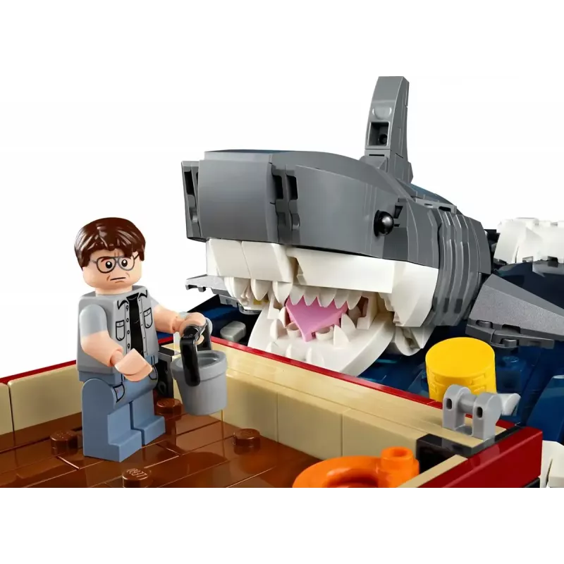 Statybinis žaislas LEGO Ideas 21350 Jaws rinkinys – 1497 dalių, 3 minifigūrėlės, valtis ir ikoniškas ryklys, rekomenduojamas amžius 18+