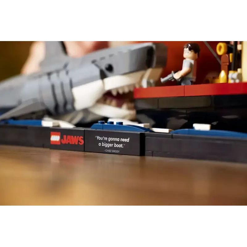 Statybinis žaislas LEGO Ideas 21350 Jaws rinkinys – 1497 dalių, 3 minifigūrėlės, valtis ir ikoniškas ryklys, rekomenduojamas amžius 18+