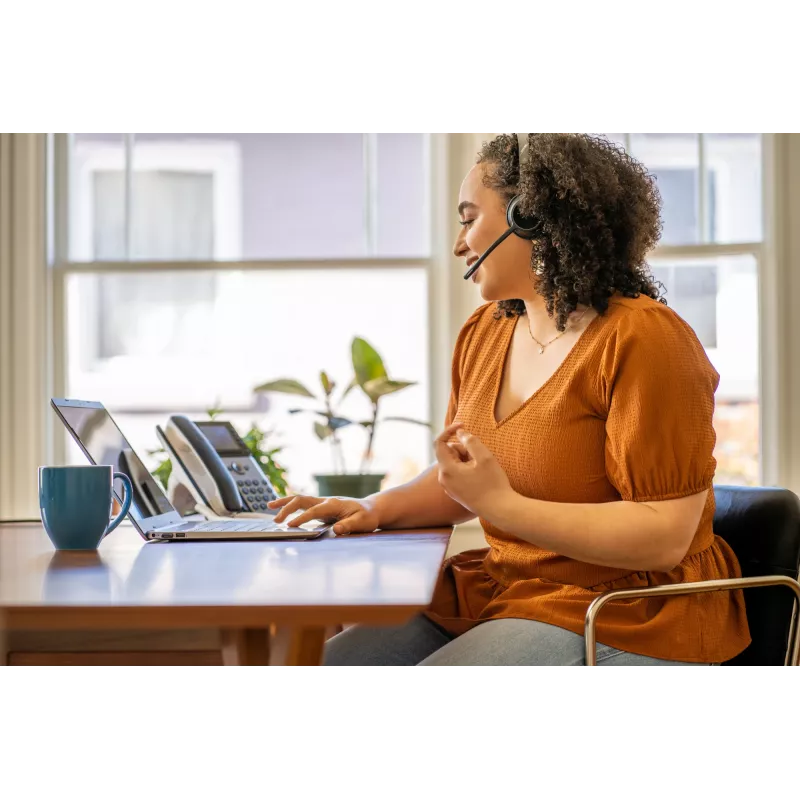 HP Poly Voyager 4320 „Microsoft Teams“ sertifikuota USB-A ausinė su BT700 adapteriu