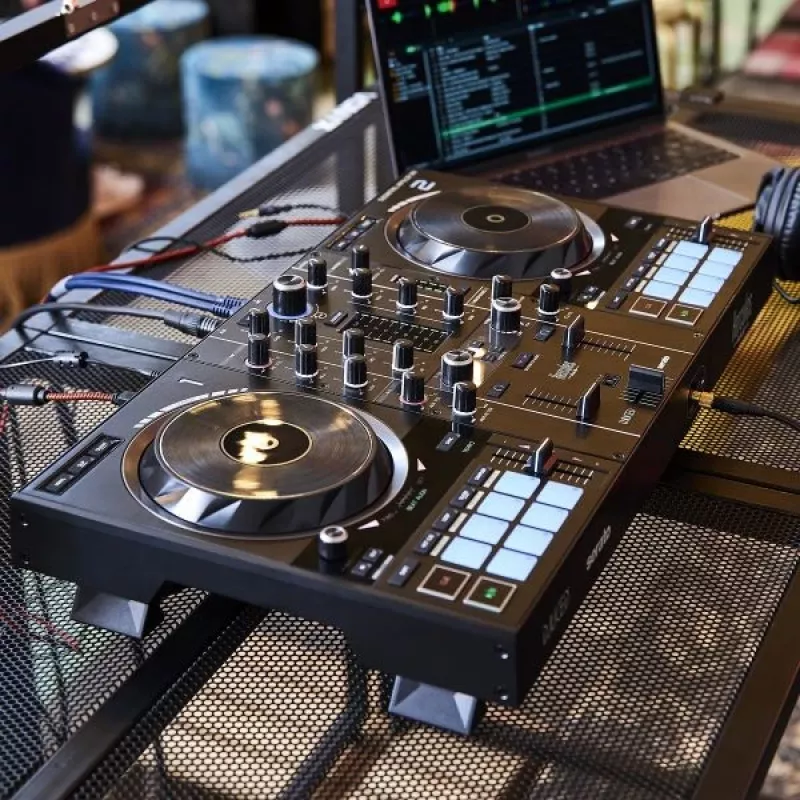 Hercules Inpulse 500 DJ valdiklis su DVS sistema, juodas