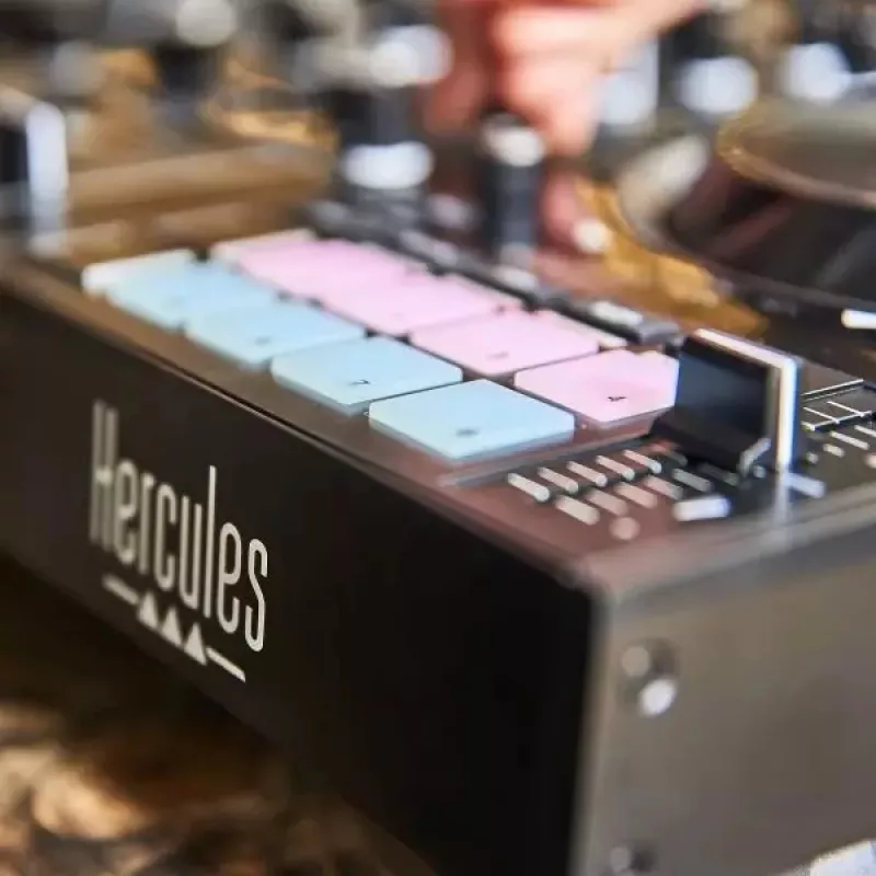 Hercules Inpulse 500 DJ valdiklis su DVS sistema, juodas