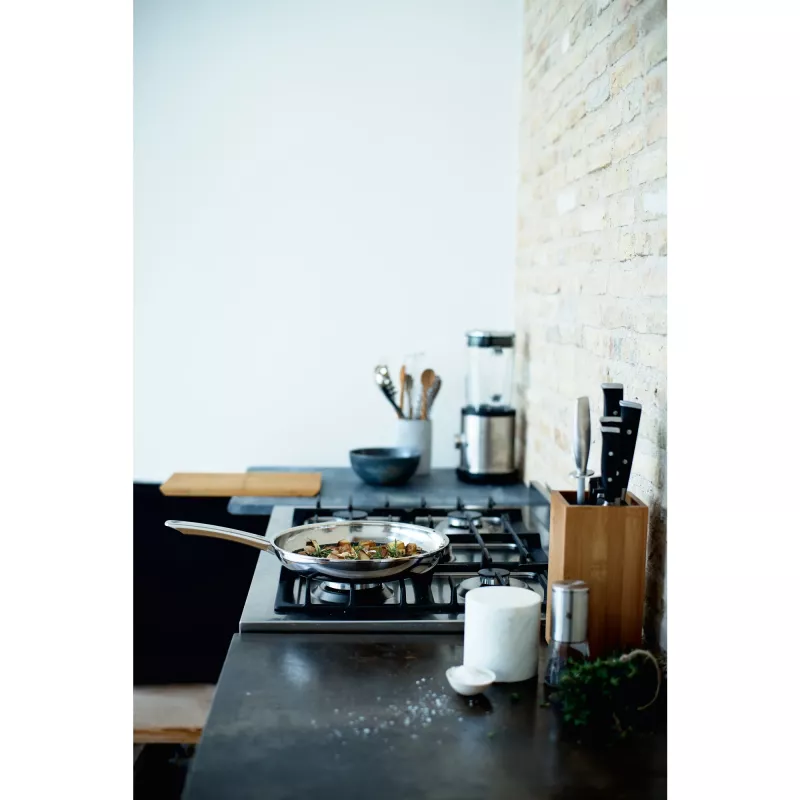 WMF Profi Resist keptuvė 1756286411, juoda, nerūdijantis plienas / aliuminis