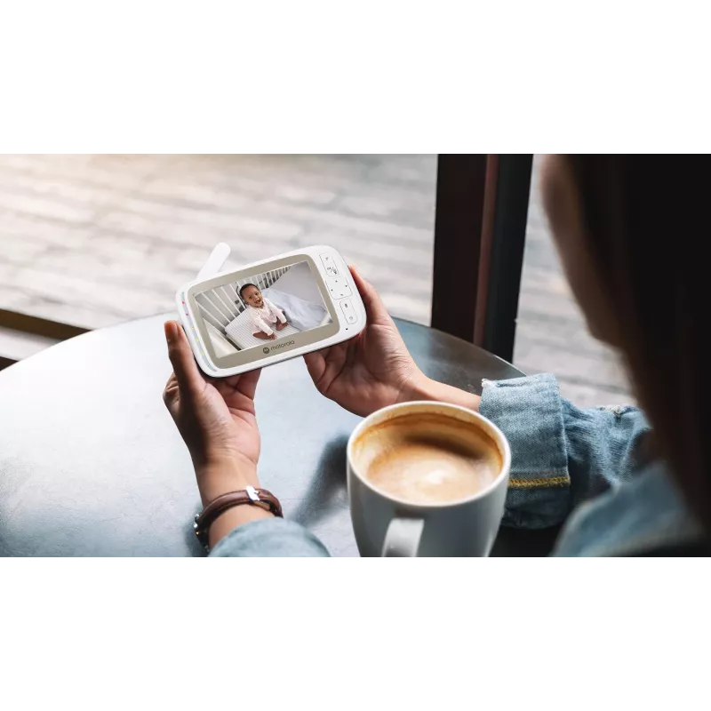 Vaizdo stebėjimo kamera Motorola VM85 CONNECT — 5 colių TFT ekranas, 480×272, 300 m atstumas, 2× skaitmeninis priartinimas, 2,4 GHz Wi‑Fi/FHSS, dvipusis garsas, balta