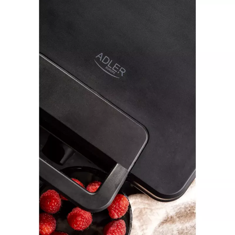 Vaflinė Adler AD 3049, 4 kvadratiniai vafliai, nelipni danga, 1800 W, juoda