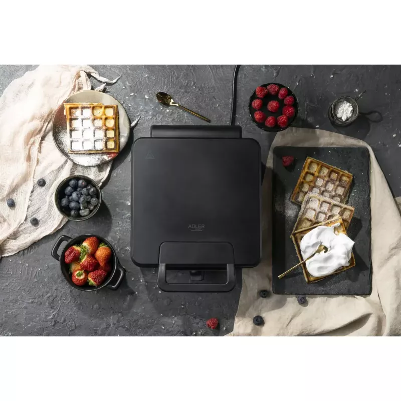 Vaflinė Adler AD 3049, 4 kvadratiniai vafliai, nelipni danga, 1800 W, juoda