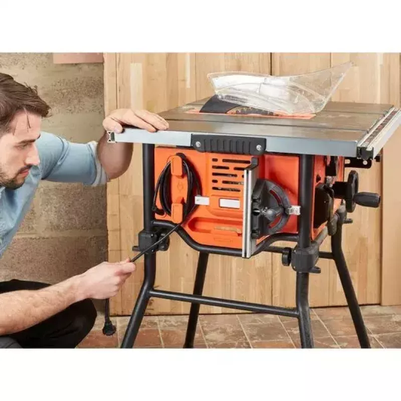 Staldis pjūklas Black & Decker BES720-QS — 1800 W, 25,4 cm diskas, 8,5 cm pjovimo gylis, ant kojų, su staliniu pratęsimu