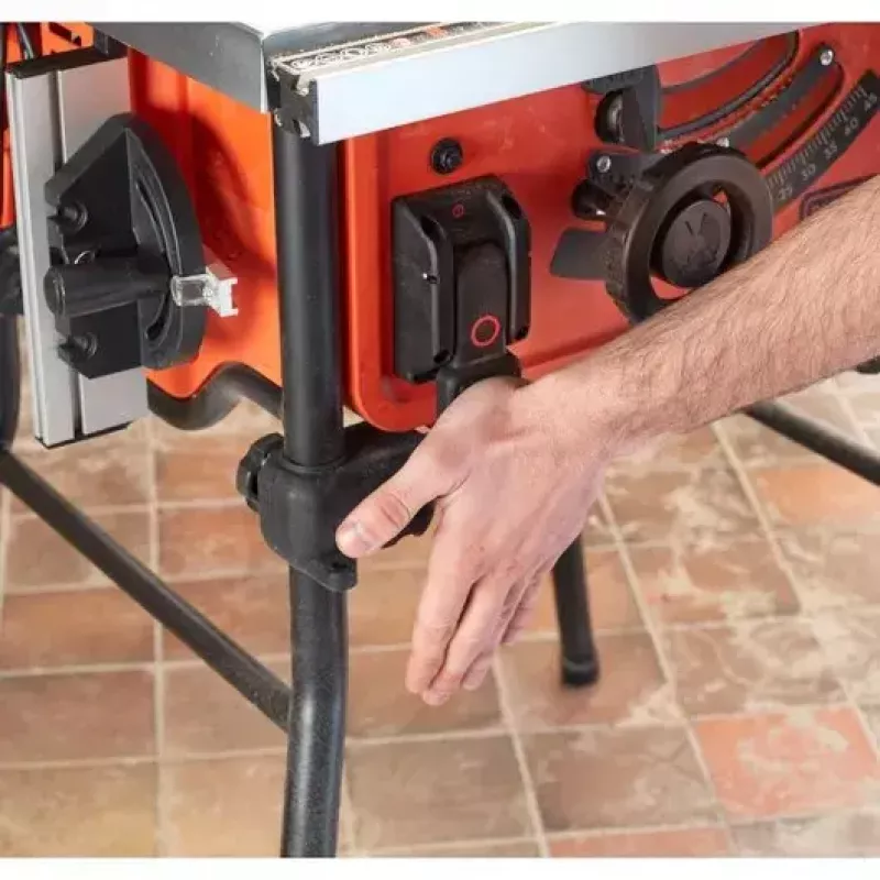Staldis pjūklas Black & Decker BES720-QS — 1800 W, 25,4 cm diskas, 8,5 cm pjovimo gylis, ant kojų, su staliniu pratęsimu