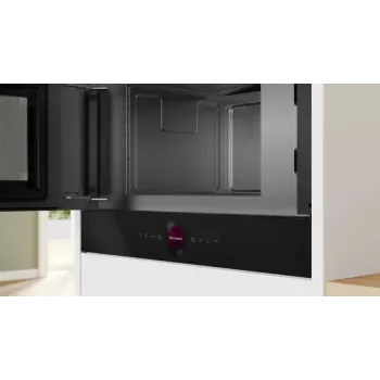 Įmontuojama mikrobangų krosnelė Bosch Serie 8 BFL7221B1 — 900 W, 21 L, jutiklinis valdymas, juoda