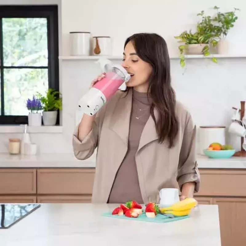 Sportinis blenderis NUTRIBULLET Portable 0,475 L baltas su Tritan dubeniu ir nerūdijančio plieno peiliais, maitinamas baterija