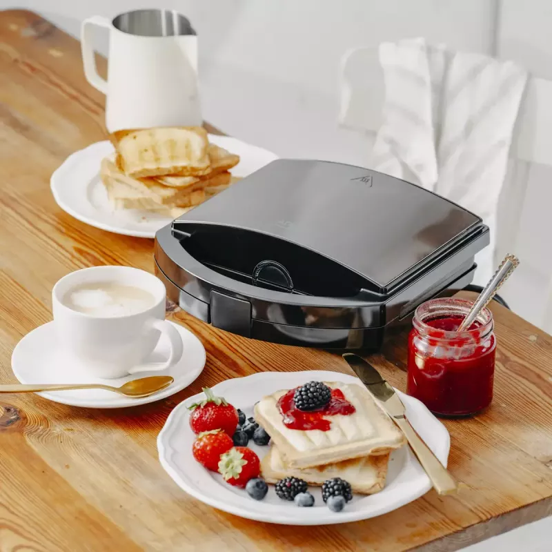 Sumuštinių keptuvė Adler AD 3069 – kompaktiškas sumuštinių presas, 750 W, 2 sumuštiniams, juoda