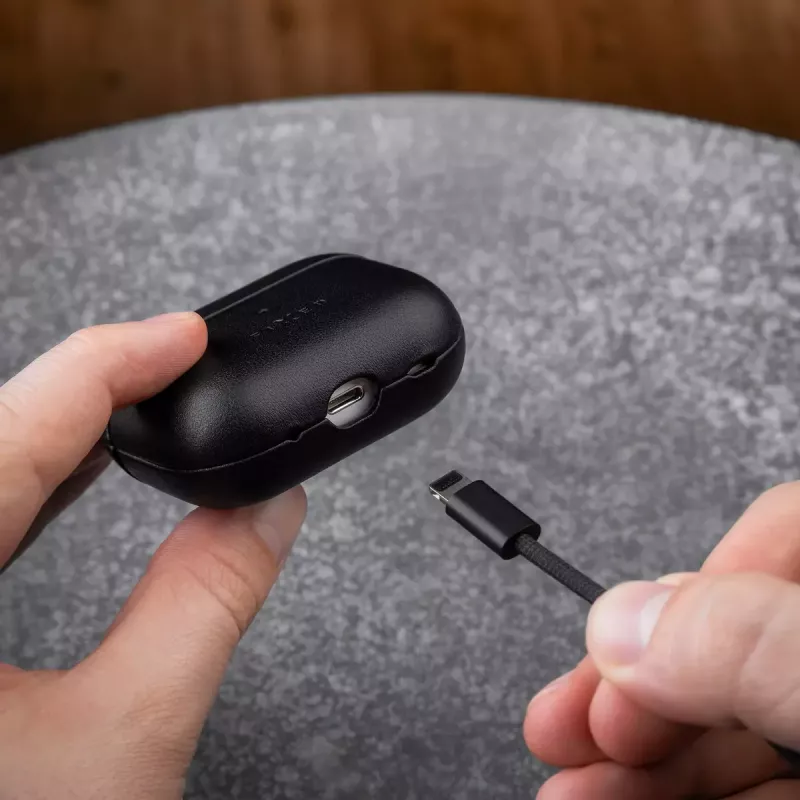 Apsauginis odinis dėklas FIXED FIXLPM-999-BK ausinukų dėžutei su MagSafe palaikymu, juodas
