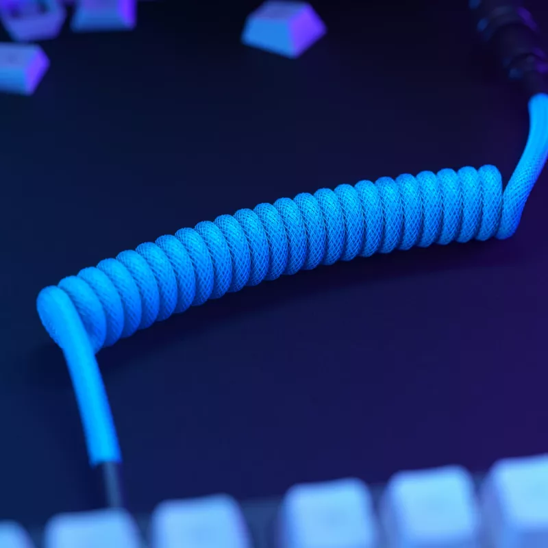 Suvyniotas USB laidas GLORIOUS GMMK Electric Blue – nuimamas klaviatūros laidas su stačiakampėmis jungtimis