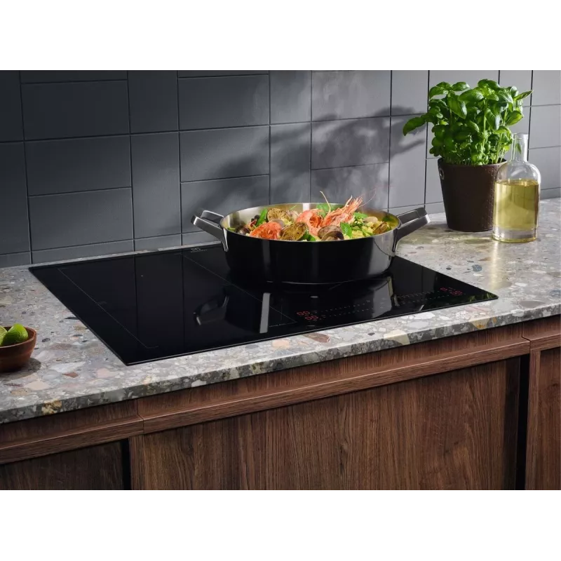 Indukcinė kaitlentė Electrolux Serie 700 EIS62453 Juoda 60 cm 4 zonos