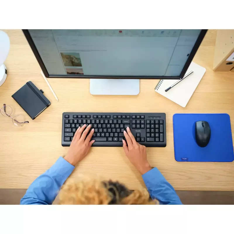 Belaidis klaviatūros ir pelės rinkinys TRUST Primo – Pilno dydžio QWERTY US anglų klaviatūra, RF USB-A imtuvas, 1200 DPI optinė pelė, juoda