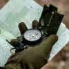 Navigacinis magnetinis kompasas Mil-Tec US su apšvietimu, aliuminio korpusas, masteliai 1:50k ir 1:25k, alyvinė