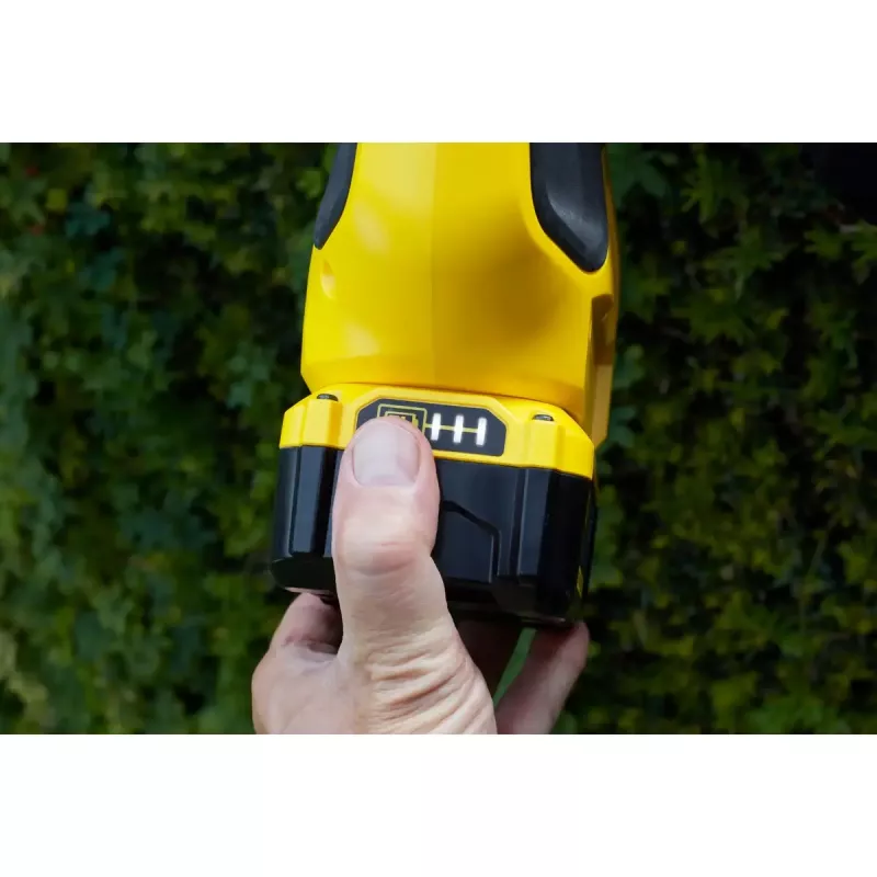 Akumuliatorinis teleskopinis krūmapjovė STANLEY FATMAX SFMCPH845M1-QW — 45 cm dvigubas peilis, 18 V Li‑Ion, 4,1 kg