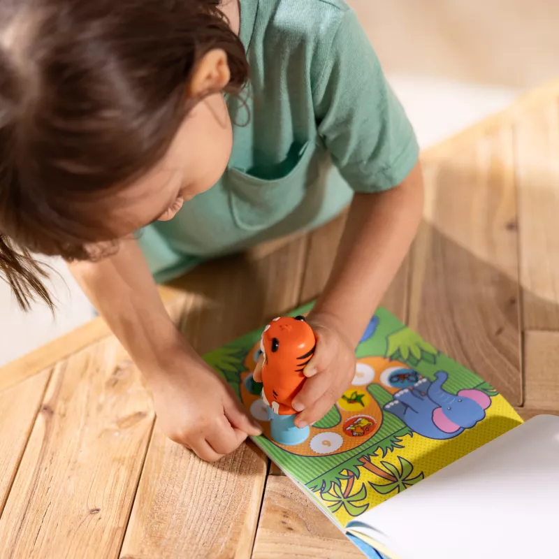 Melissa & Doug Sticker WOW! 24 puslapių užduočių bloknotas su lipdukų štampeliu, 300 lipdukų, meno ir rankdarbių fidget žaislas, kolekcionuojamas personažas – Tigras – FSC sertifikuotas