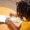 Melissa & Doug Sticker WOW! 24 puslapių užduočių bloknotas su lipdukų štampeliu, 300 lipdukų, meno ir rankdarbių fidget žaislas, kolekcionuojamas personažas – Tigras – FSC sertifikuotas