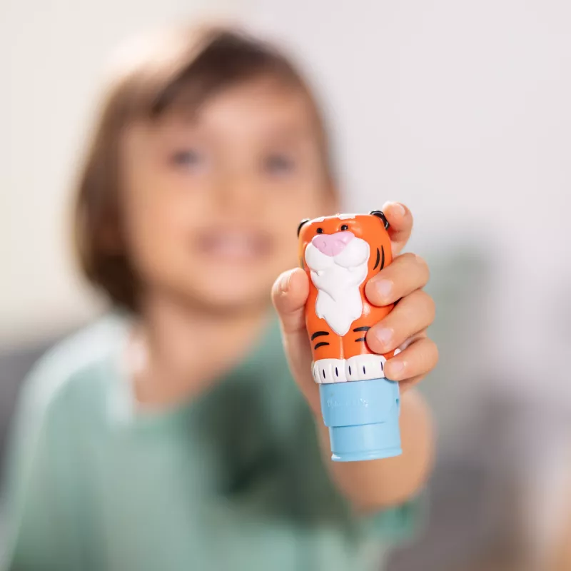 Melissa & Doug Sticker WOW! 24 puslapių užduočių bloknotas su lipdukų štampeliu, 300 lipdukų, meno ir rankdarbių fidget žaislas, kolekcionuojamas personažas – Tigras – FSC sertifikuotas