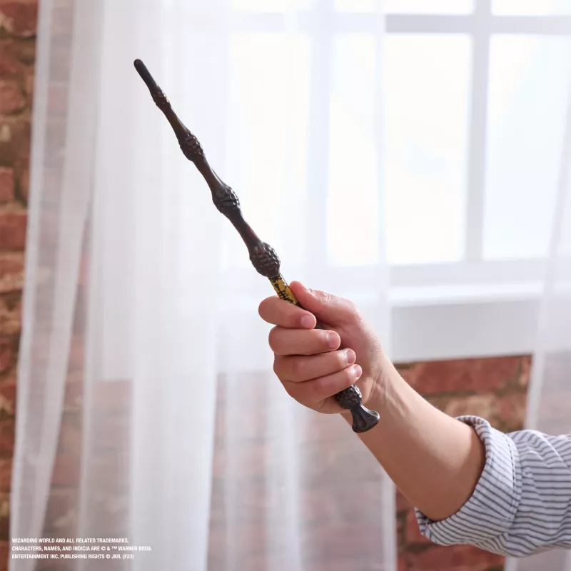 Wizarding World Harry Potter, 12 colių Magiška Kolekcinė Lazdelė Albus Dumbledore su Stovu ir Lieta Piktograma, Magiški Padarai, Aksesuaras Kostiumams