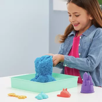 Kinetic Sand Sandbox rinkinys, mėlynas, 1 svaras formuojamo smėlio, 4 įrankiai ir formos, jutiminis žaislas vaikams nuo 3 metų