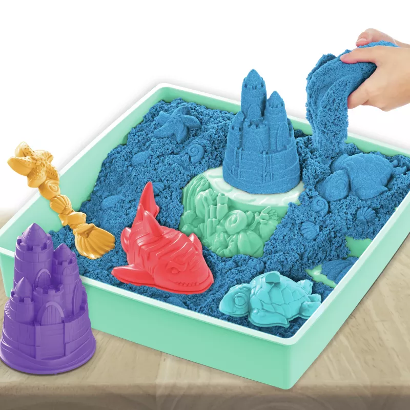 Kinetic Sand Sandbox rinkinys, mėlynas, 1 svaras formuojamo smėlio, 4 įrankiai ir formos, jutiminis žaislas vaikams nuo 3 metų