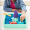 Kinetic Sand Sandbox rinkinys, mėlynas, 1 svaras formuojamo smėlio, 4 įrankiai ir formos, jutiminis žaislas vaikams nuo 3 metų