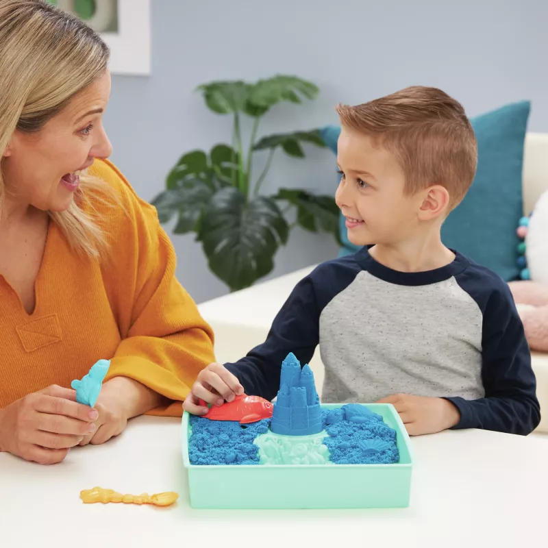 Kinetic Sand Sandbox rinkinys, mėlynas, 1 svaras formuojamo smėlio, 4 įrankiai ir formos, jutiminis žaislas vaikams nuo 3 metų