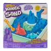 Kinetic Sand Sandbox rinkinys, mėlynas, 1 svaras formuojamo smėlio, 4 įrankiai ir formos, jutiminis žaislas vaikams nuo 3 metų