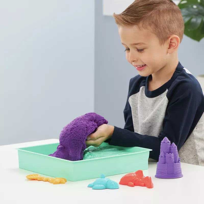 Kinetic Sand rinkinys „Smėlio dėžė“ – kūrybinės Velykų dovanos, 1 kg violetinio lipdomojo smėlio, 4 įrankiai ir formelės, laikymo dėžutė, sensorinis žaislas vaikams nuo 3 metų