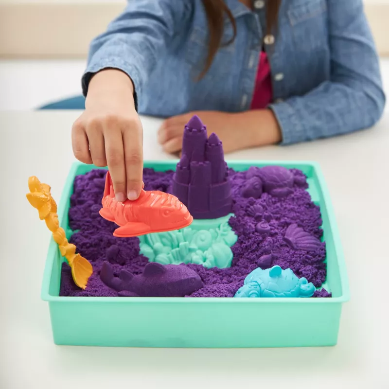 Kinetic Sand rinkinys „Smėlio dėžė“ – kūrybinės Velykų dovanos, 1 kg violetinio lipdomojo smėlio, 4 įrankiai ir formelės, laikymo dėžutė, sensorinis žaislas vaikams nuo 3 metų