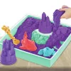 Kinetic Sand rinkinys „Smėlio dėžė“ – kūrybinės Velykų dovanos, 1 kg violetinio lipdomojo smėlio, 4 įrankiai ir formelės, laikymo dėžutė, sensorinis žaislas vaikams nuo 3 metų
