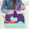 Kinetic Sand rinkinys „Smėlio dėžė“ – kūrybinės Velykų dovanos, 1 kg violetinio lipdomojo smėlio, 4 įrankiai ir formelės, laikymo dėžutė, sensorinis žaislas vaikams nuo 3 metų