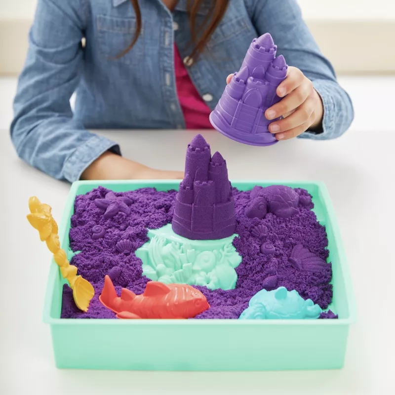 Kinetic Sand rinkinys „Smėlio dėžė“ – kūrybinės Velykų dovanos, 1 kg violetinio lipdomojo smėlio, 4 įrankiai ir formelės, laikymo dėžutė, sensorinis žaislas vaikams nuo 3 metų