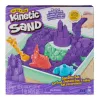 Kinetic Sand rinkinys „Smėlio dėžė“ – kūrybinės Velykų dovanos, 1 kg violetinio lipdomojo smėlio, 4 įrankiai ir formelės, laikymo dėžutė, sensorinis žaislas vaikams nuo 3 metų