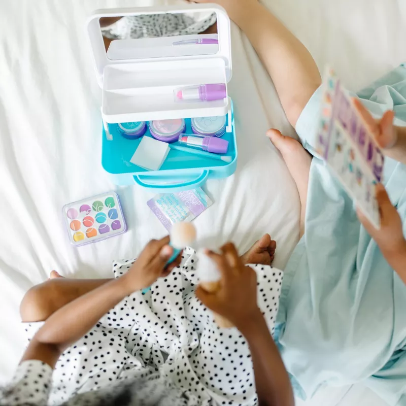 Melissa & Doug Love Your Look apsimestinis makiažo rinkinys – 16 dalių žaidimų rinkinys be netvarkos (NE TURI TIKRŲ KOSMETIKOS)