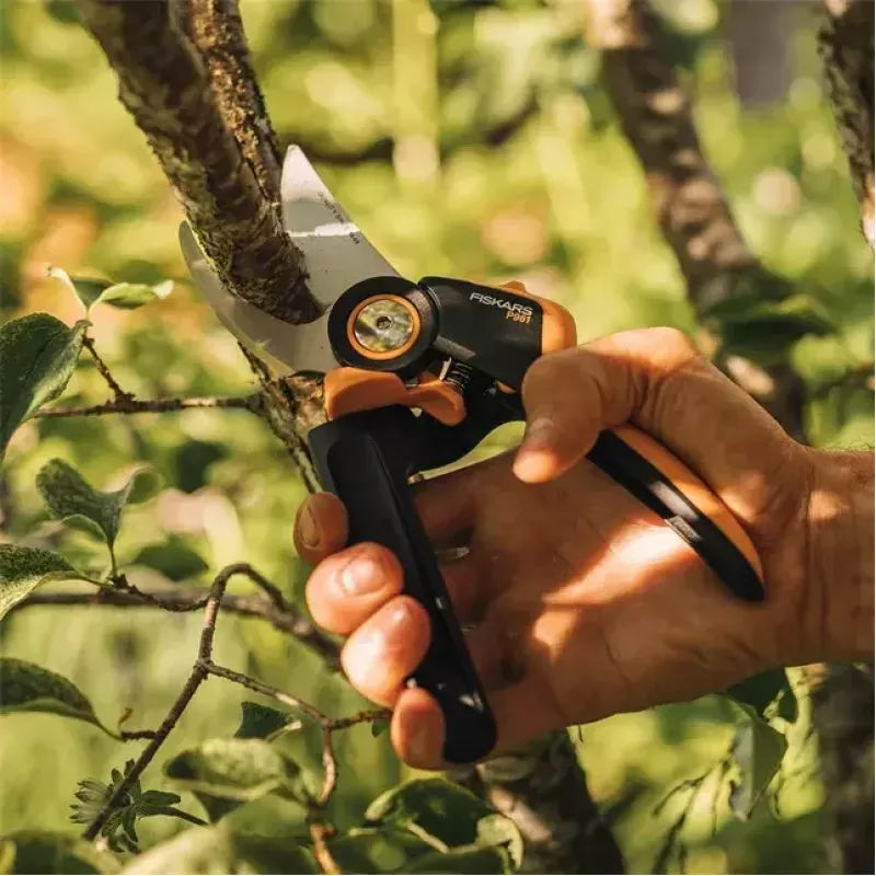 Genėjimo žirklės Fiskars X-Series L P961 — Bypass, plieninis ašmenys, 2,6 cm pjovimo skersmuo, 222 mm ilgio