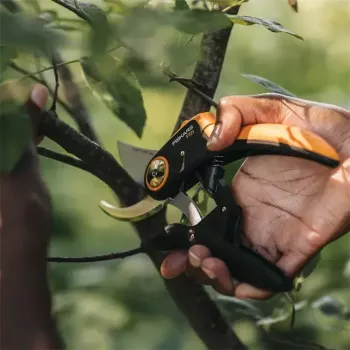 Genėjimo žirklės Fiskars Plus PowerLever P721 – apėjimo sekatoriai šakoms ir stiebams