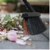 Šluota Fiskars 1025930 su minkštais ir kietais šereliais lauko valymui