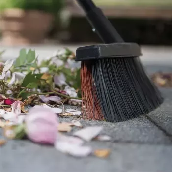 Šluota Fiskars 1025930 su minkštais ir kietais šereliais lauko valymui