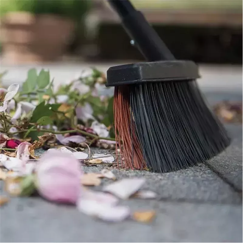Šluota Fiskars 1025930 su minkštais ir kietais šereliais lauko valymui