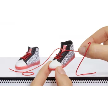 Miniverse Make It Mini Sneakers PDQ – miniatiūrinių sportbačių rinkinys, 8 m., įvairiaspalvis, plastikas